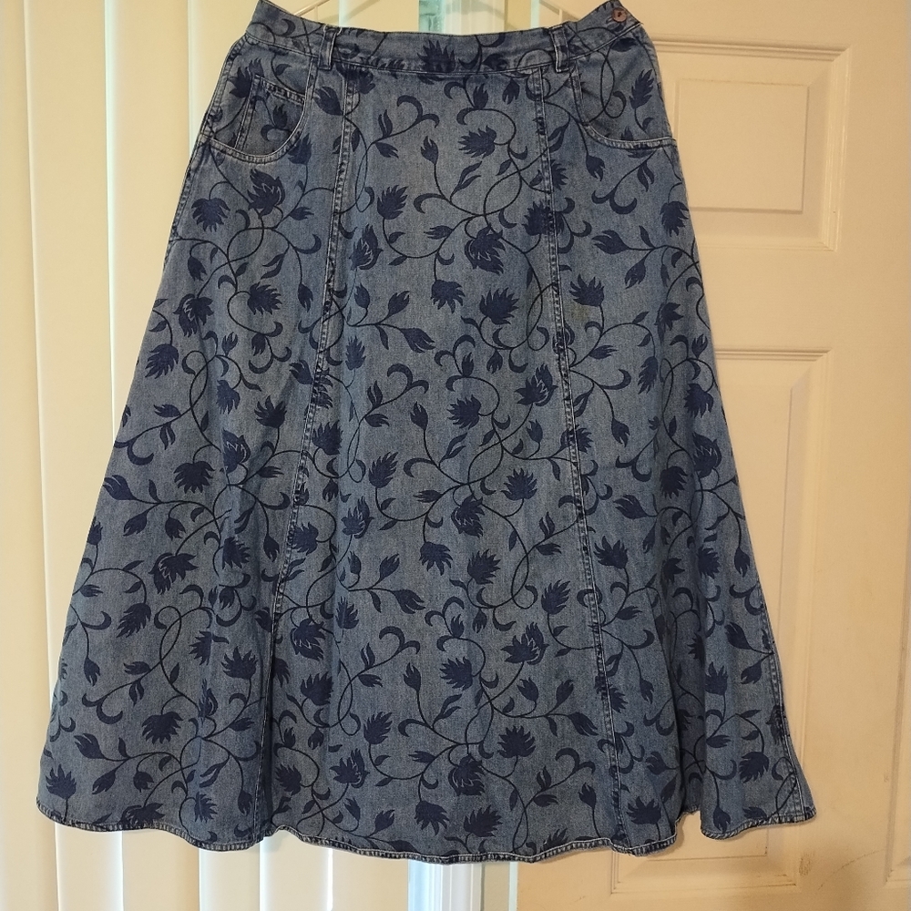 Vintage Evan Picone Sport Denim Floral Skirt. Size 14. Side Zip Button Closure